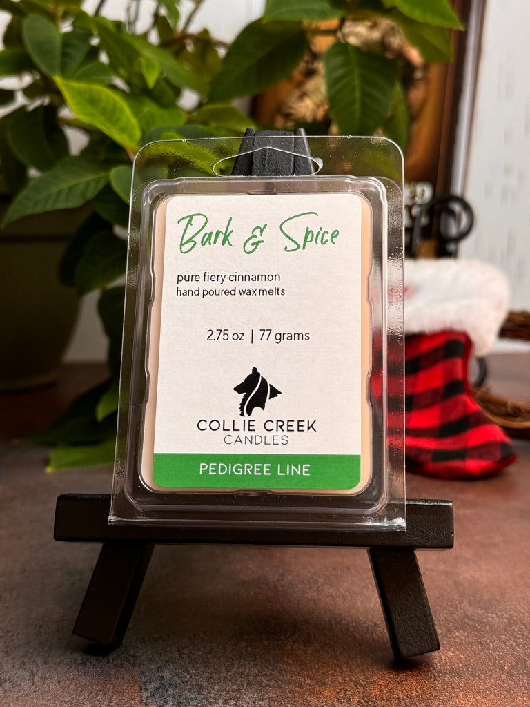 Collie Creek Candles 2.75 oz wax melt plastic clam shell is a festive Christmas themed setting.