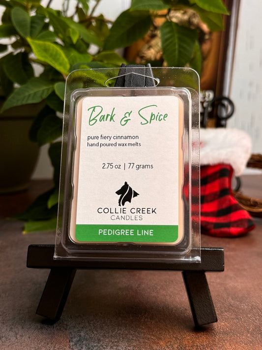 Collie Creek Candles 2.75 oz wax melt plastic clam shell is a festive Christmas themed setting.