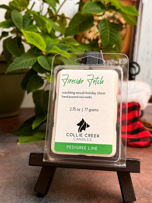 Collie Creek Candles 2.75 oz wax melt plastic clam shell is a festive Christmas themed setting.