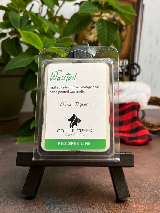 Collie Creek Candles 2.75 oz wax melt plastic clam shell is a festive Christmas themed setting.
